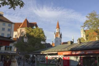 Picture: Viktualienmarkt and the old city hall (Altes Rathaus)