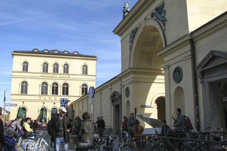 Musiker vor dem Eingang des Hofgartens