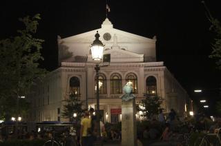 Picture: State Theatre on Gärtnerplatz at night