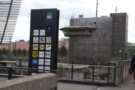 Der Turm des Gleis-Stellwerkes an der Hackerbrücke